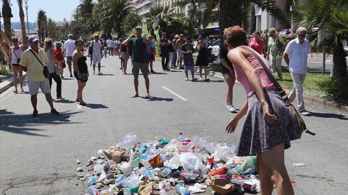 Μνημείο οργής για τον μακελάρη της Νίκαιας: Αφήνουν σκουπίδια στο σημείο που σκοτώθηκε